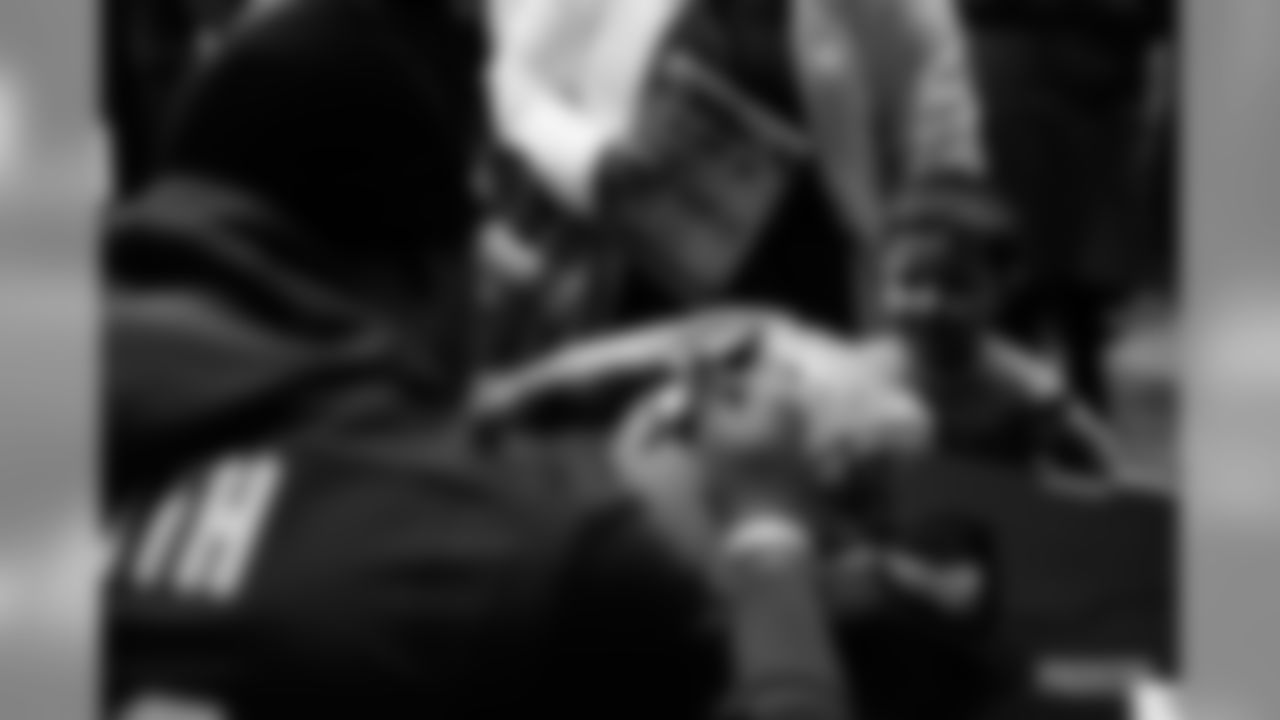 191209-amos-smith-signing-19