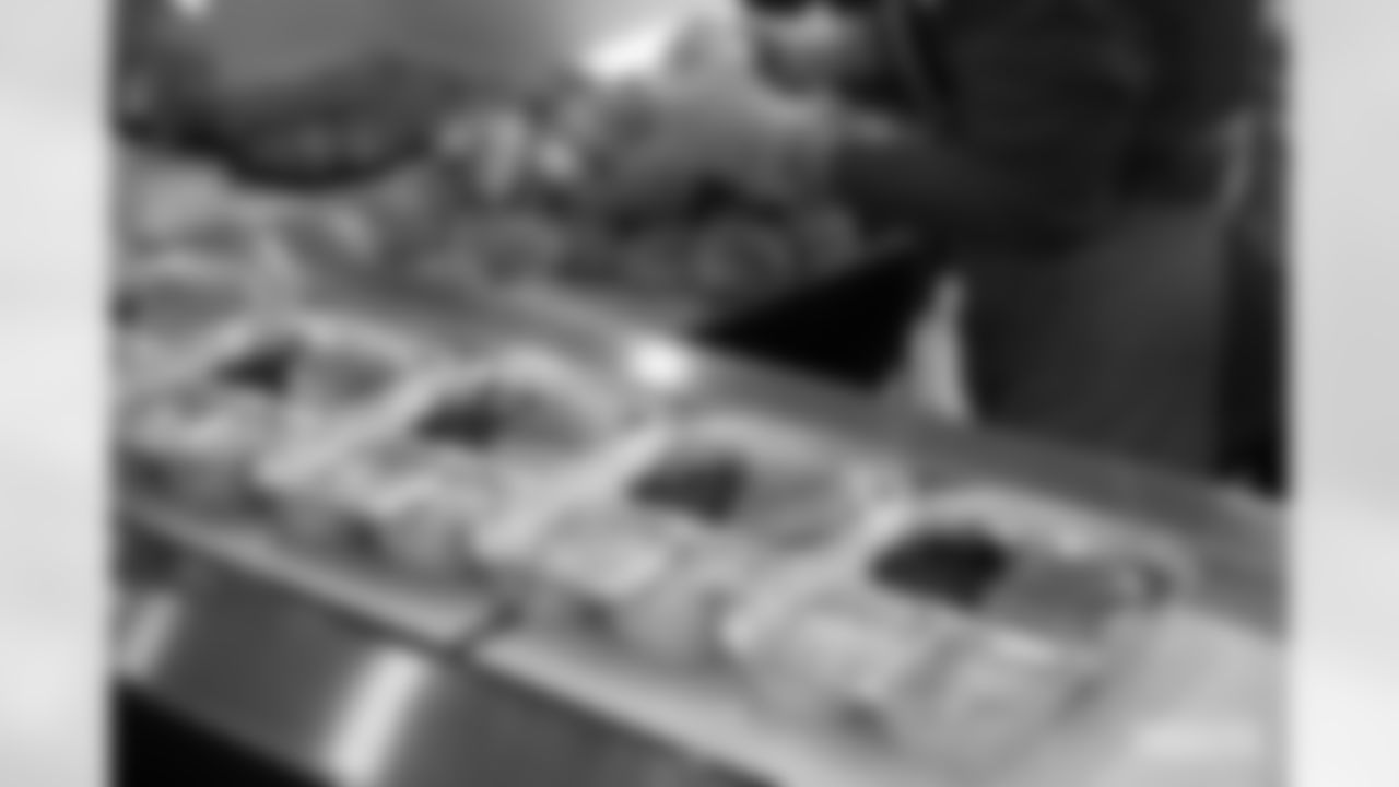221122-thanksgiving-dinner-gallery-2560011