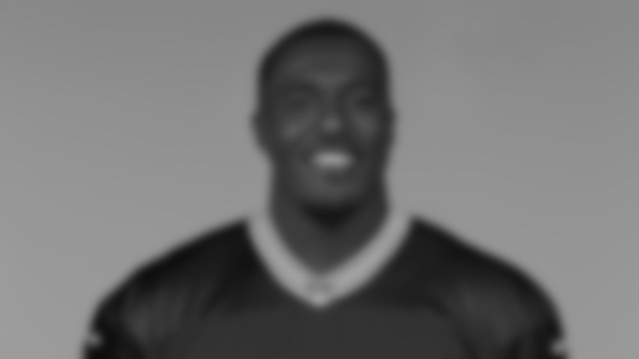 LB Krys Barnes