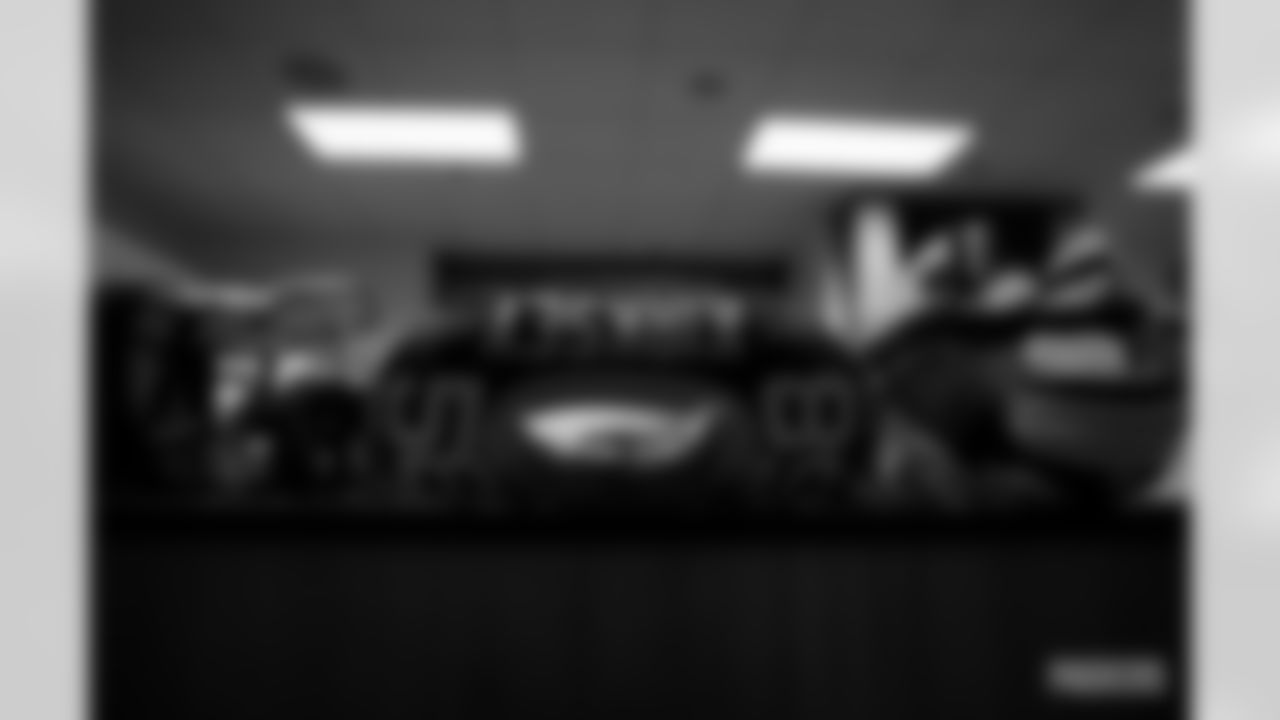 201206-eagles-locker-room-11