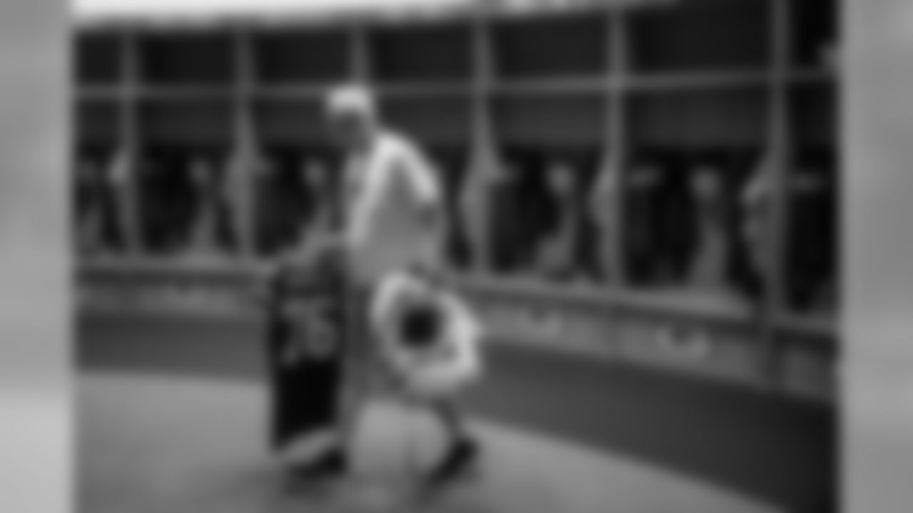 181015-packers-locker-room-bobber-1