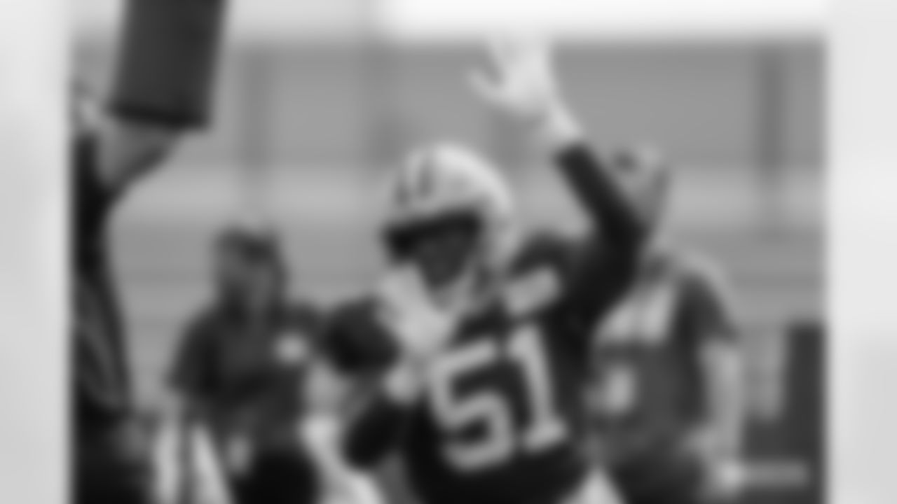 LB Krys Barnes