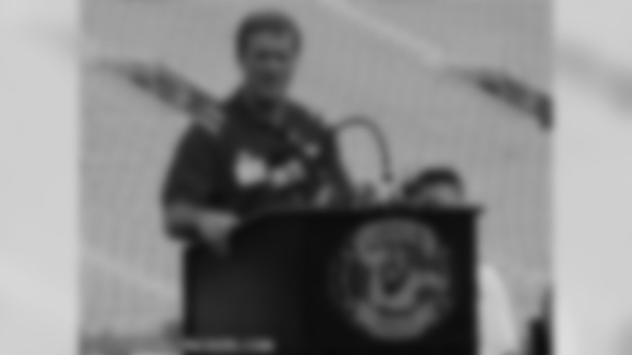 UW Hockey Coach Mike Eaves