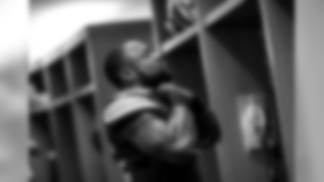 181016-49ers-locker-room-pass-14