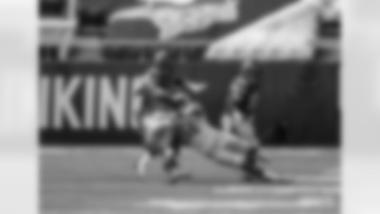 LB Krys Barnes
