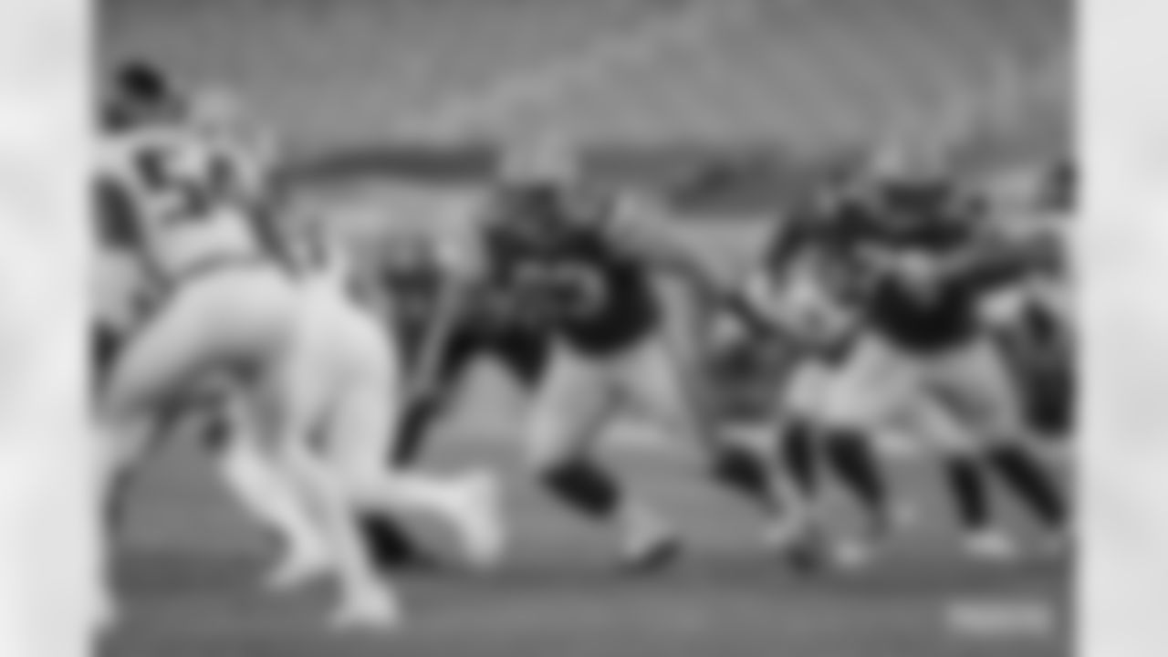 C Corey Linsley