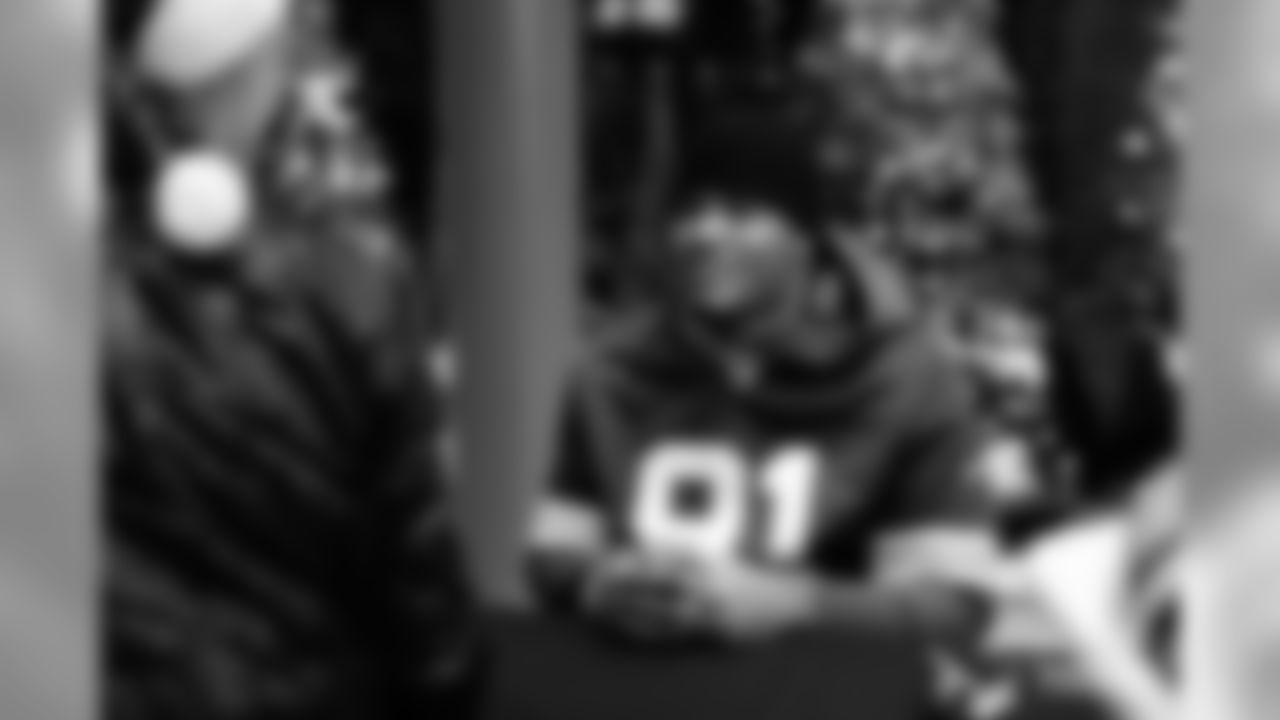 191209-amos-smith-signing-4