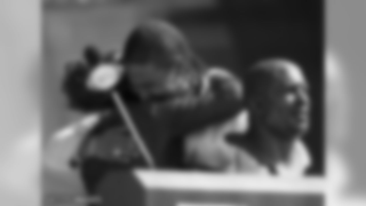 Reggie White Leads Inductees Into NFL Hall