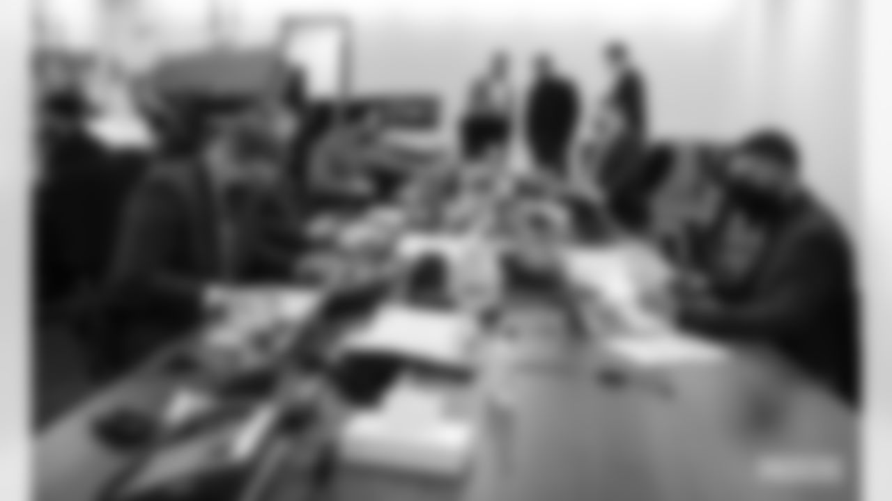 210429-draft-room-08