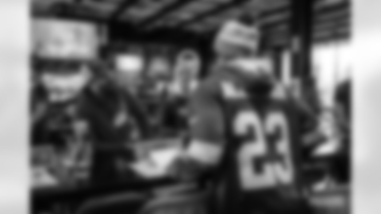 221108-huddle-for-heroes-2560029