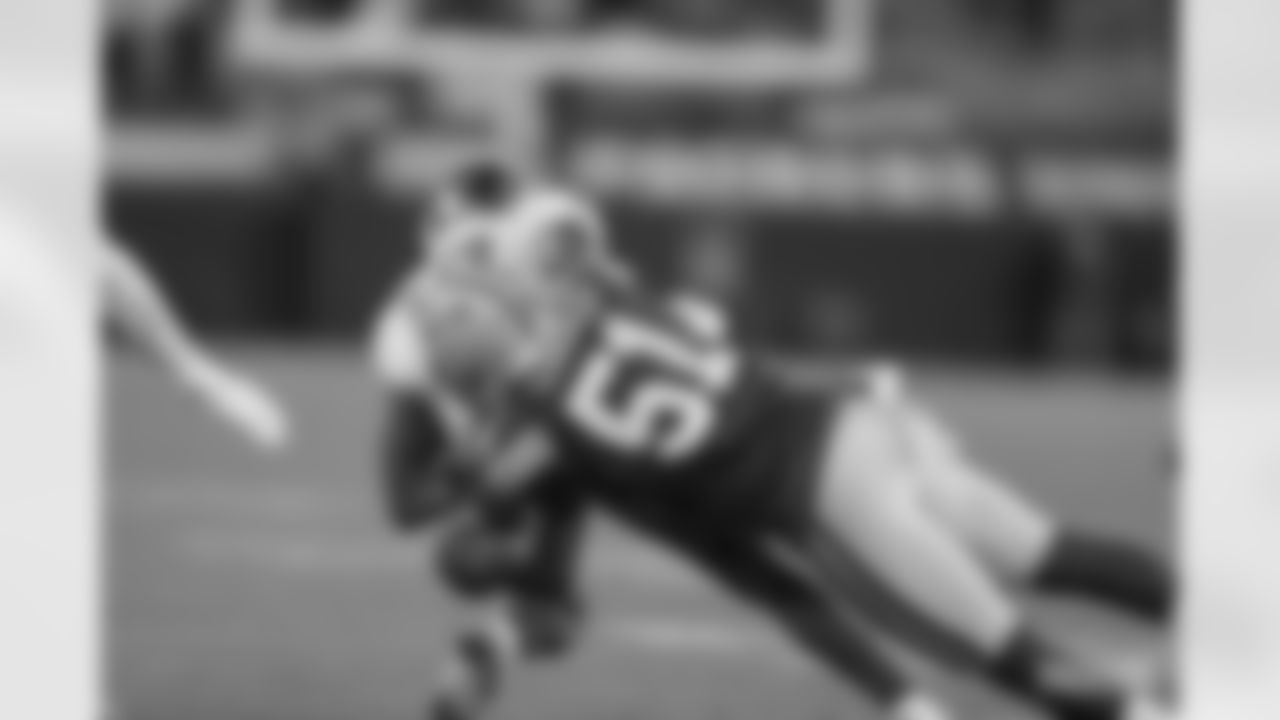LB Krys Barnes