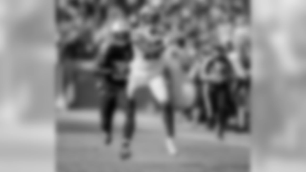 Played in all 16 games with 11 starts as a rookie in 2014, hauling in 38 receptions for 446 yards (11.7 avg.) and three TDs. Also started both playoff contests and caught eight passes for 124 yards (15.5 avg.) and a TD.