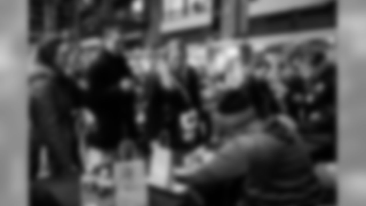 181217-salvation-army-autographys-24