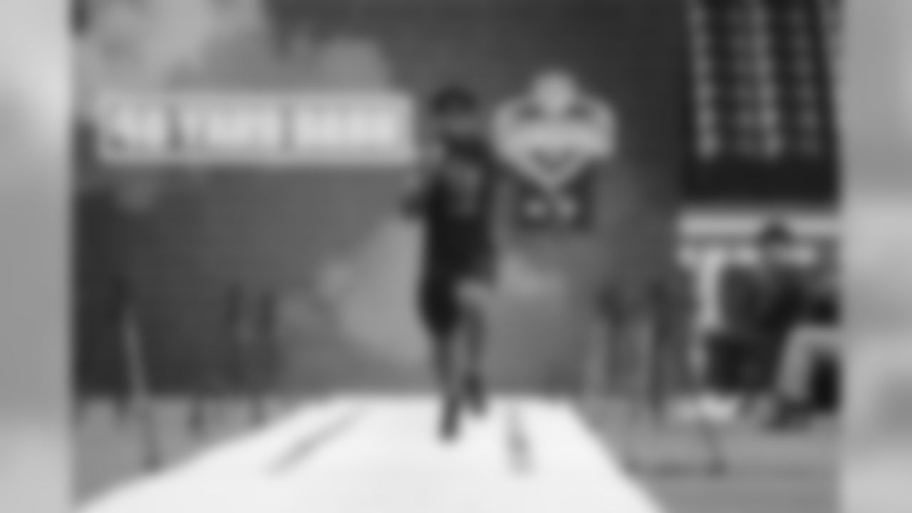 Arkansas linebacker De'Jon Harris runs the 40-yard dash during the 2020 NFL Scouting Combine, Saturday, Feb. 29, 2020 in Indianapolis. (Ben Liebenberg/NFL)