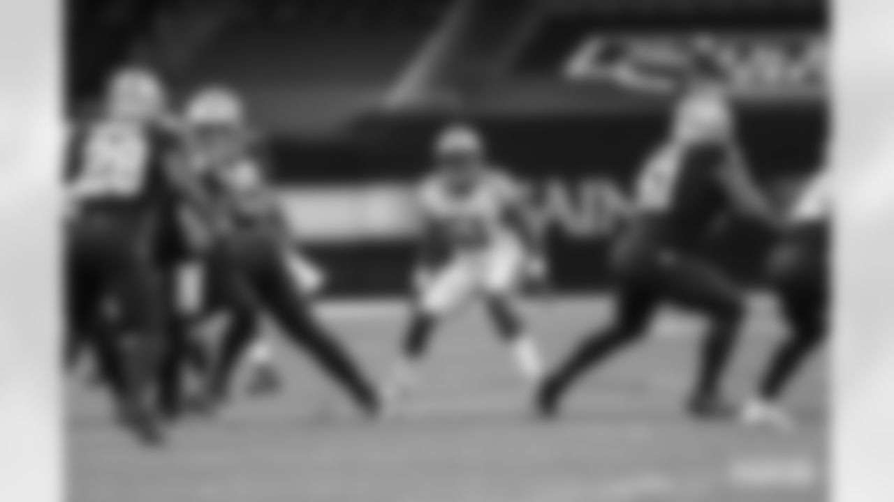 LB Krys Barnes