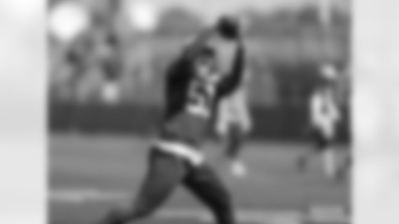LB Krys Barnes
