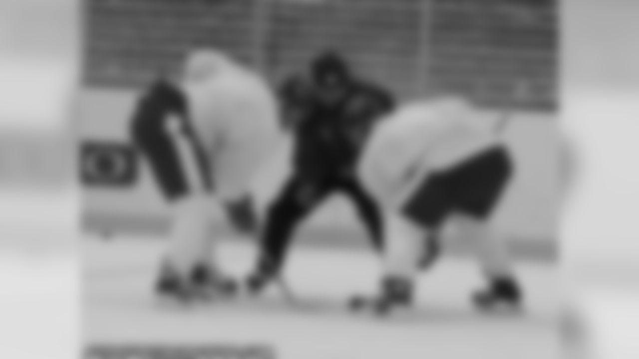 Fans, Players Soak Up Frozen Tundra Hockey Classic