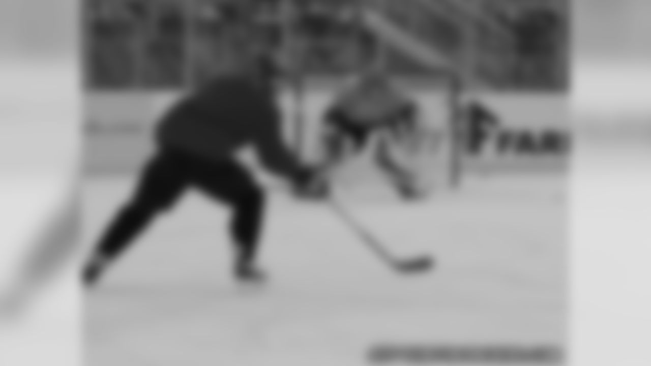 Fans, Players Soak Up Frozen Tundra Hockey Classic