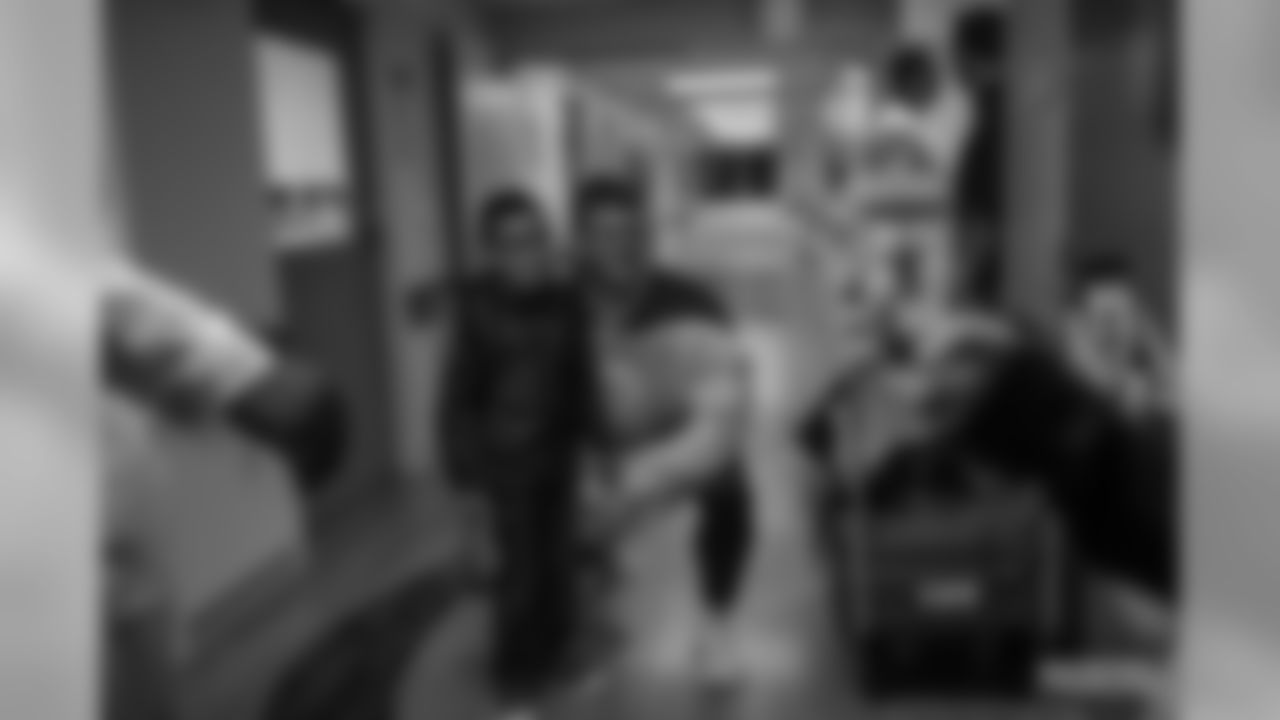 191001-players-visit-hospital-22