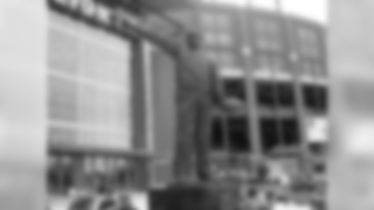 Lambeau, Lombardi Statues Unveiled