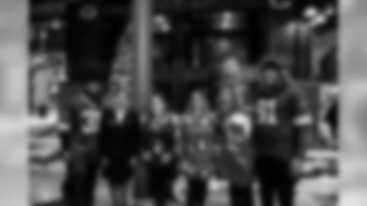 191209-amos-smith-signing-29