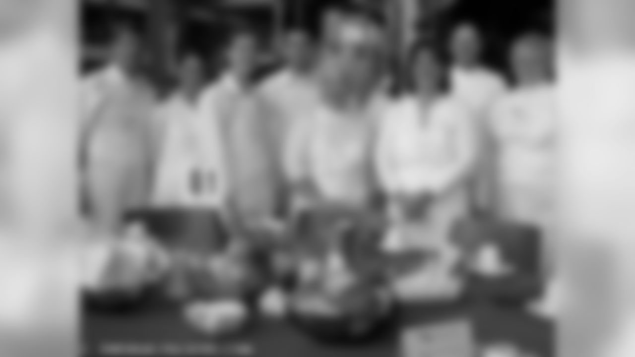 Volunteers Prepare Thanksgiving Meal