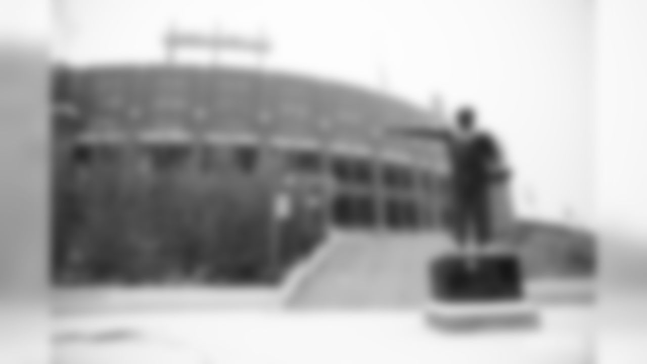 191106-snowfall-at-lambeau-3