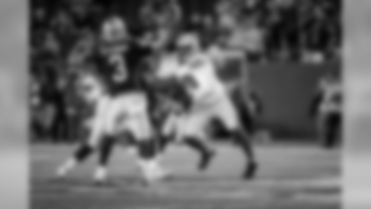 TE James Looney