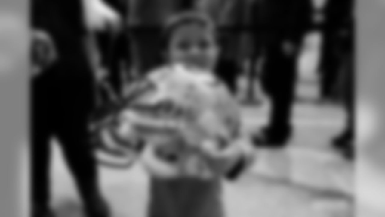 191209-amos-smith-signing-21