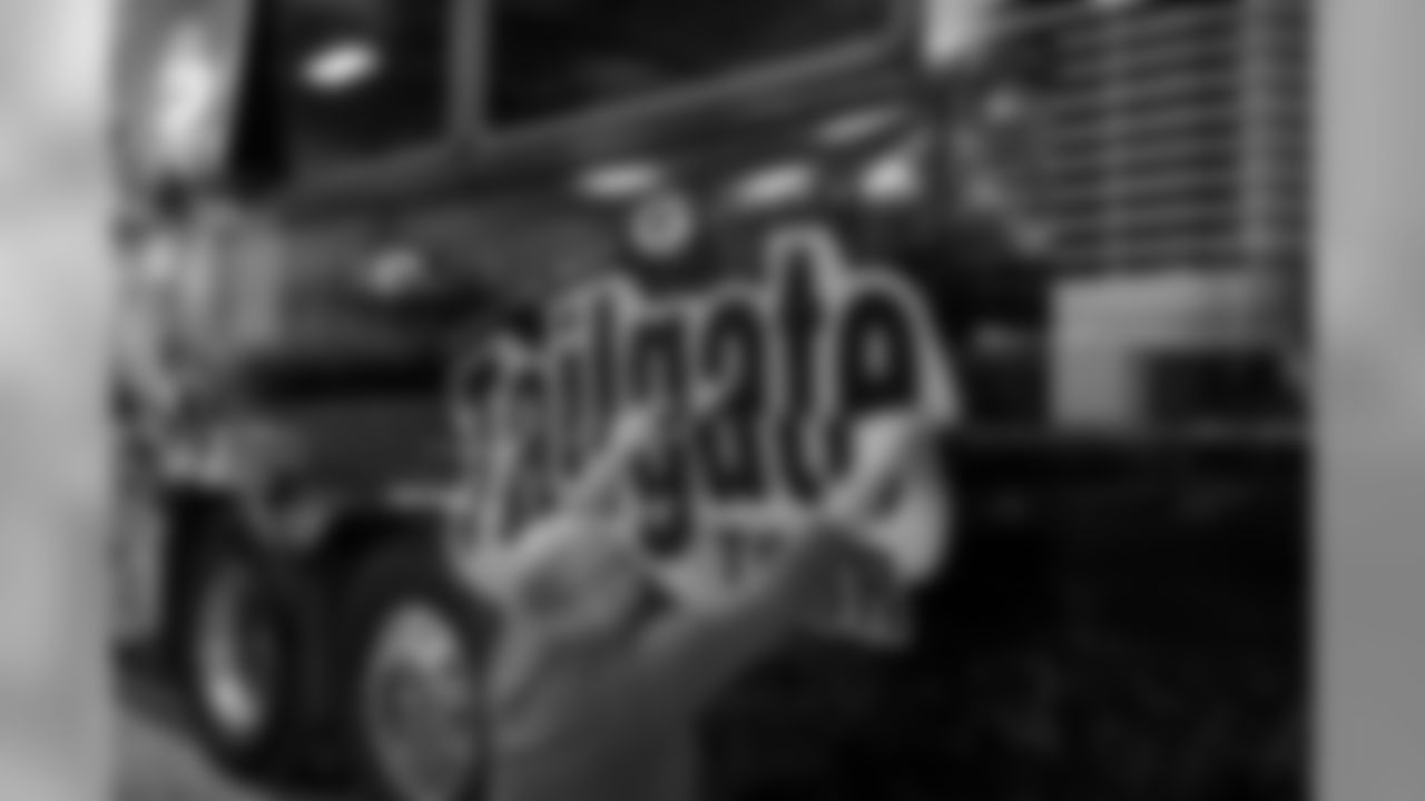 190408-tailgate-tour-bus-wrap-11