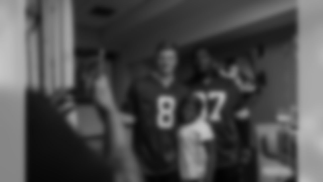191001-players-visit-hospital-03
