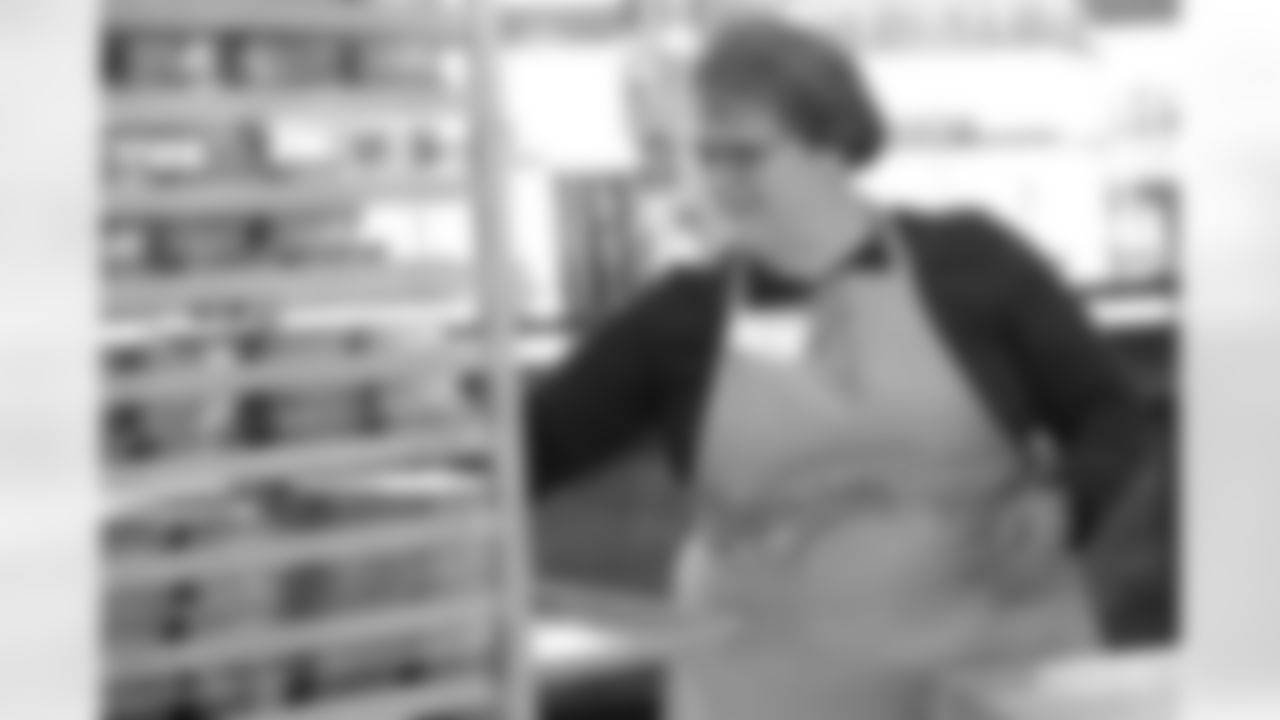 221122-thanksgiving-dinner-gallery-2560012