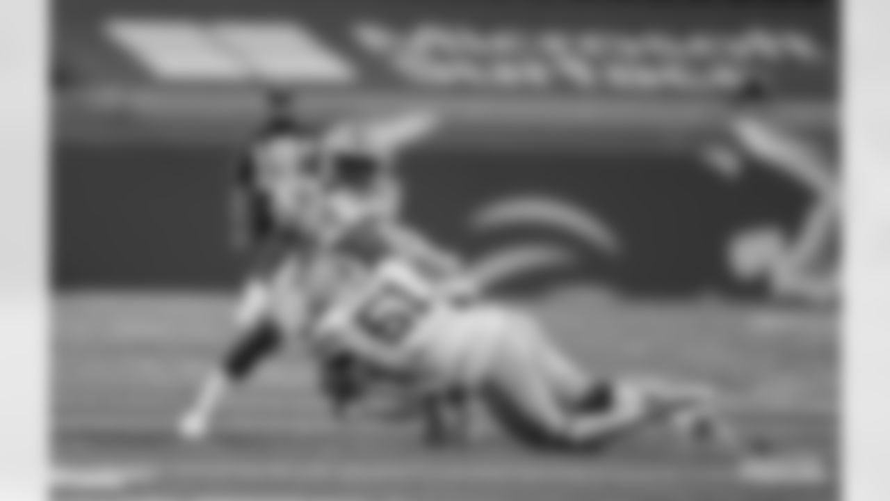 LB Krys Barnes