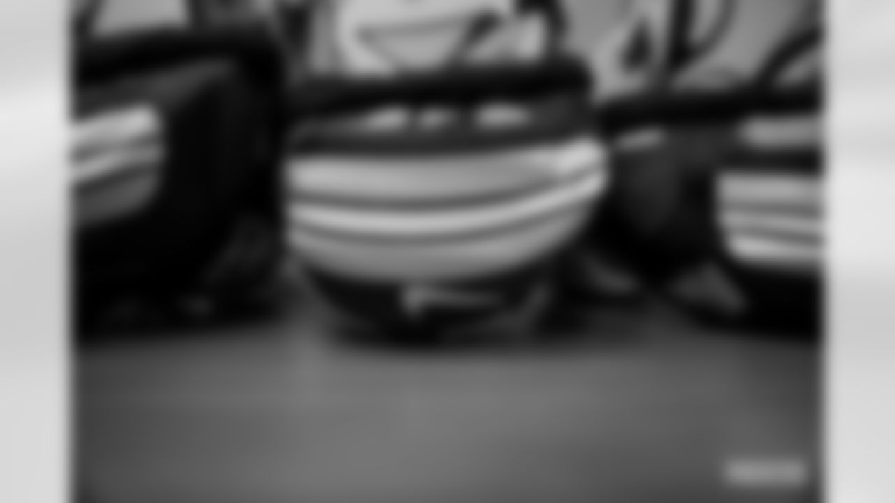 201206-eagles-locker-room-07