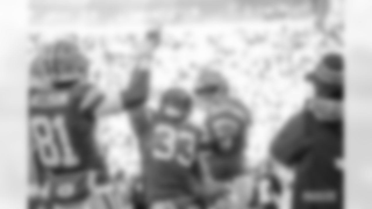 RB Aaron Jones