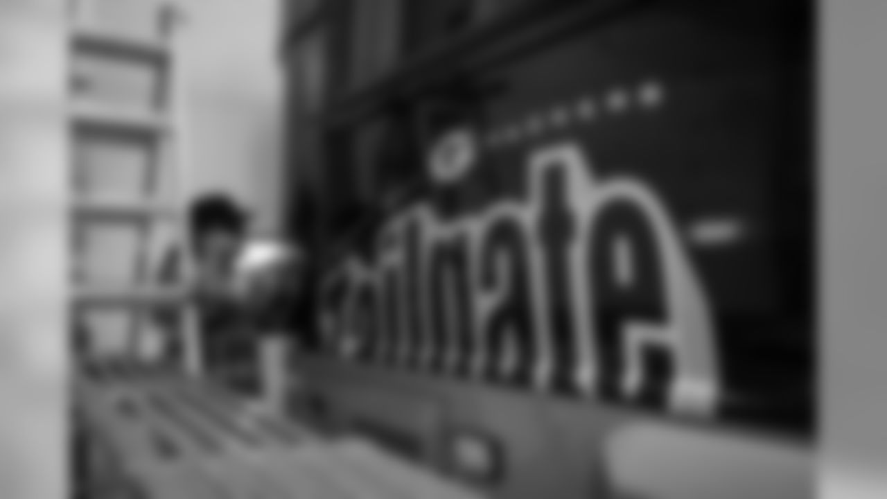 190408-tailgate-tour-bus-wrap-09