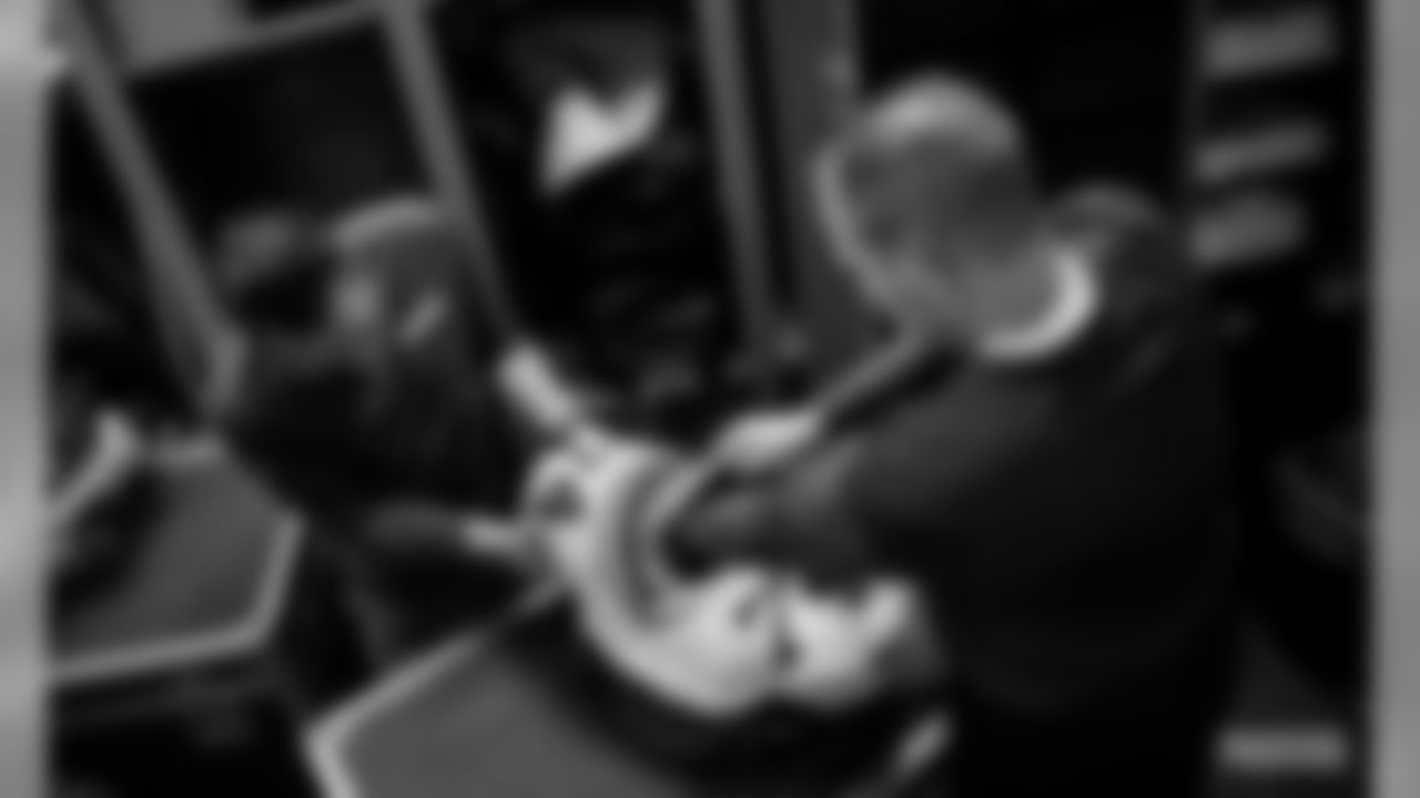 191201-packers-locker-room-bobber-WM-41