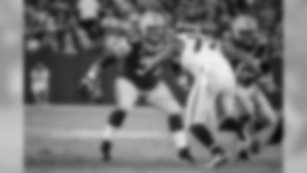 Sitton was named 2010 Offensive Lineman of the Year by the NFL Alumni Association.