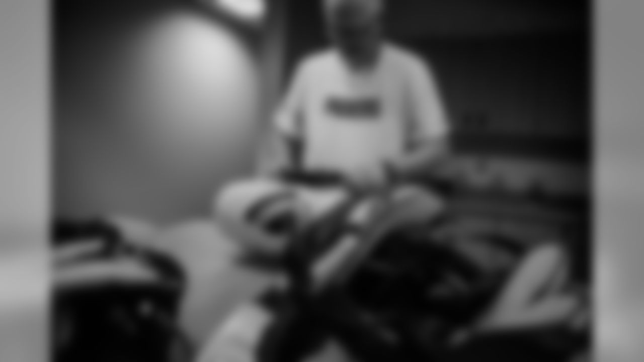 180930-packers-locker-room-bobber-2