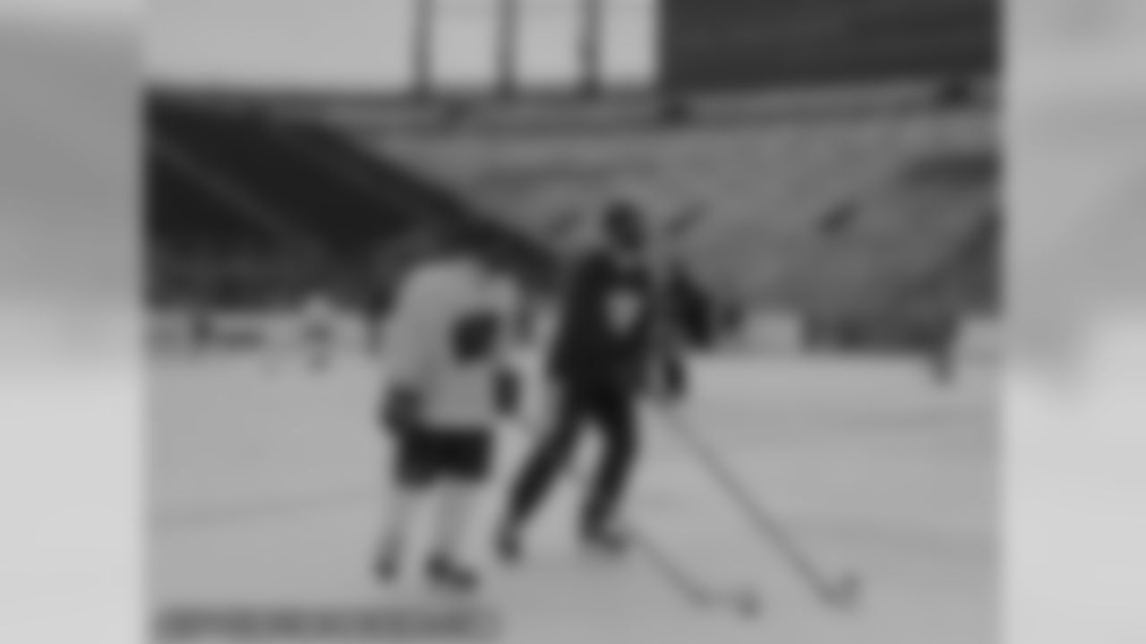 Fans, Players Soak Up Frozen Tundra Hockey Classic