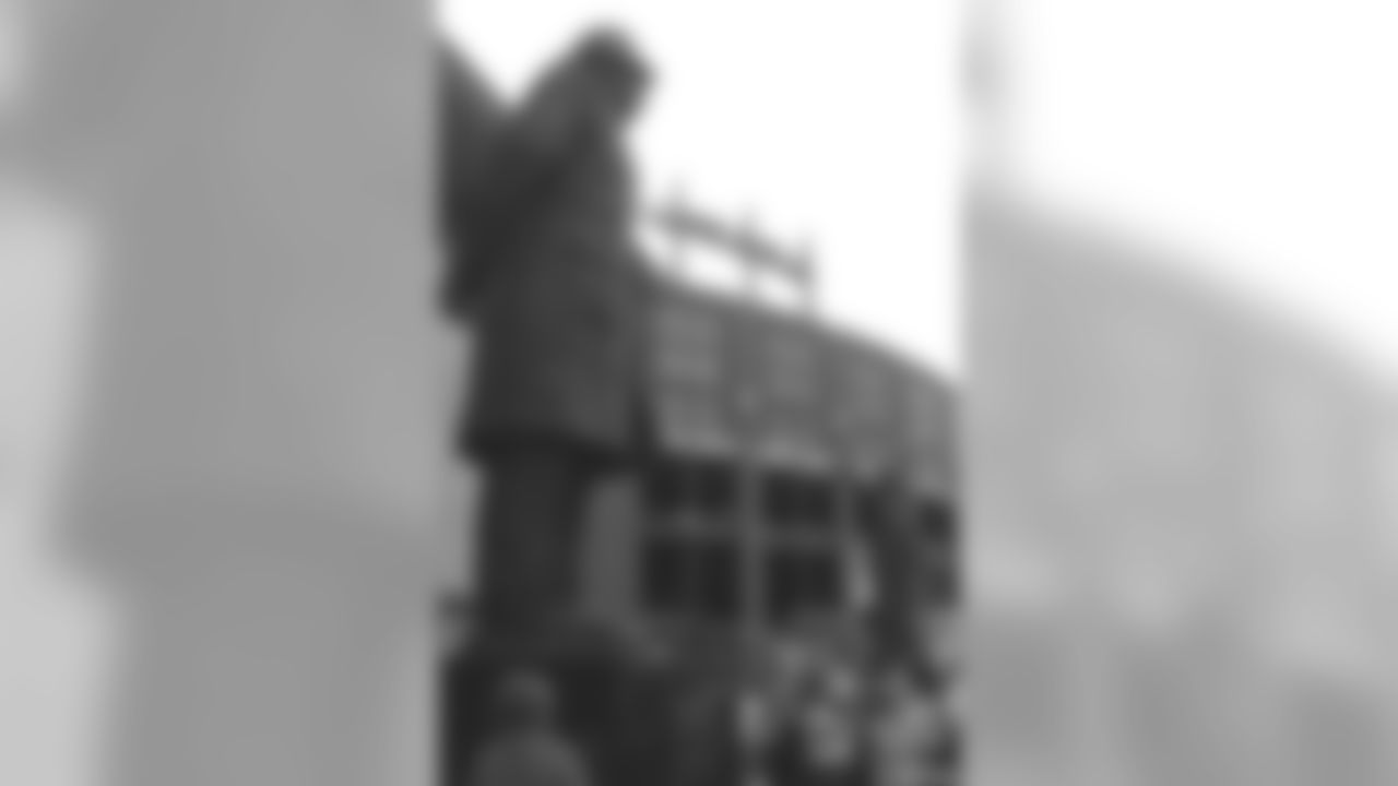 Lambeau, Lombardi Statues Unveiled