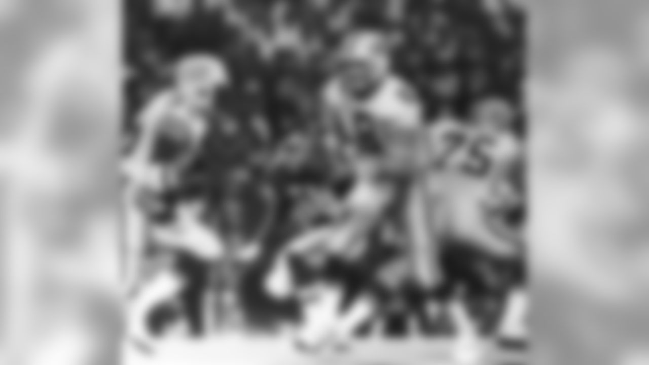 A third-round pick by the Packers in the 1989 NFL Draft, Dilweg started seven games for the team in 1990. Dilweg's grandfather, Lavvie Dilweg, played end for the Packers from 1927-34.