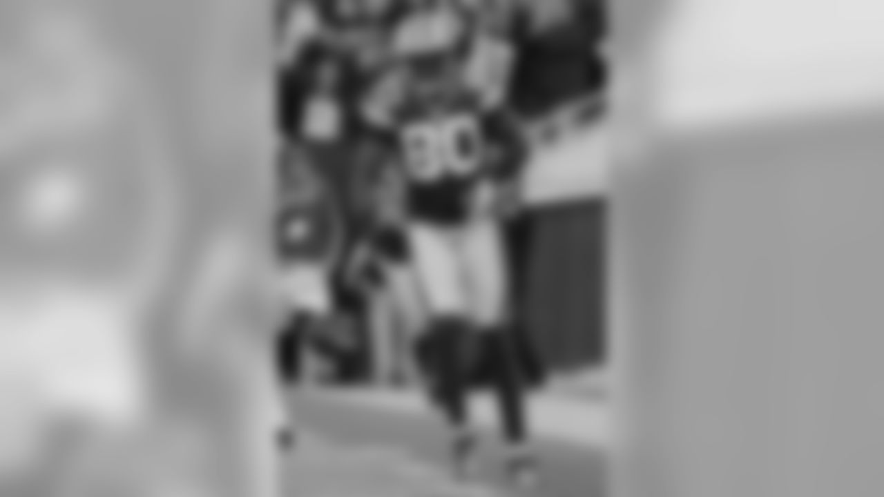 WR Donald Driver and 'Dancing With the Stars' champion Donald Driver busts a few moves after his 26-yard TD catch in the fourth quarter, the 60th TD reception of his career. Driver is one of only three players in Packers history to reach that milestone.