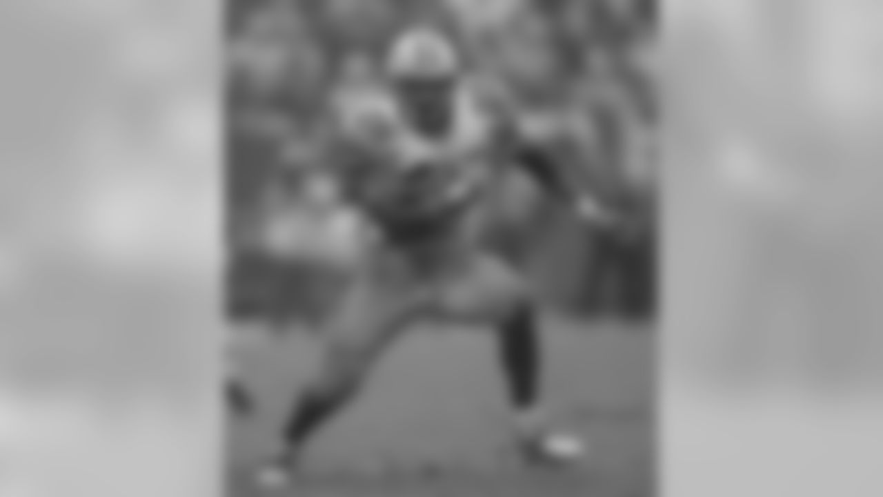 Green Bay Packers running back Dorsey Levens carries the ball against the San Francisco 49ers.