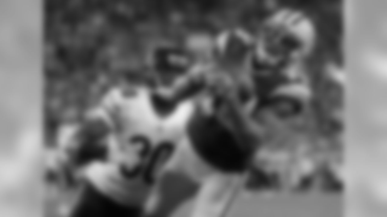 QB Aaron Rodgers threw his sixth TD pass of the half, an 18-yarder to WR Randall Cobb on which the receiver made a spectacular diving catch, bringing the ball back into his body with one hand in the end zone. That made it 42-0 with 14 seconds left before intermission. Green Bay WR Randall Cobb recorded 10 touchdown receptions in the red zone during the regular season to lead the NFL.