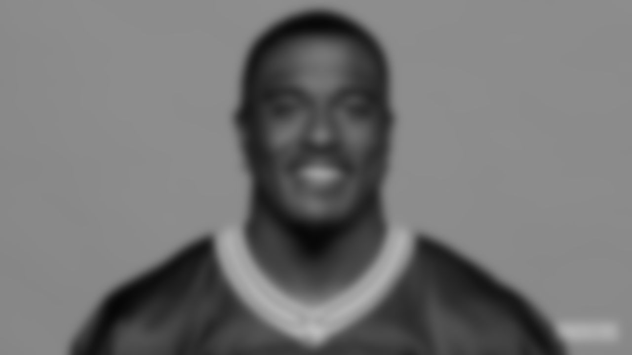 LB Krys Barnes