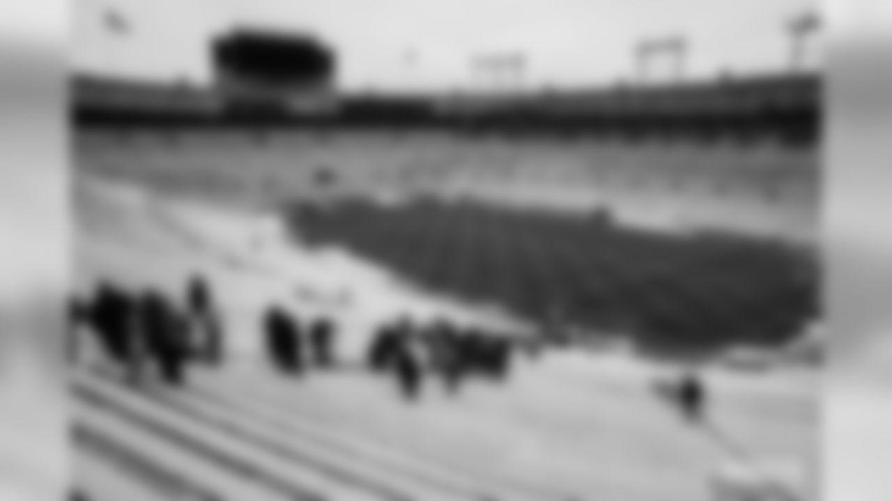 191204-fans-shovel-10