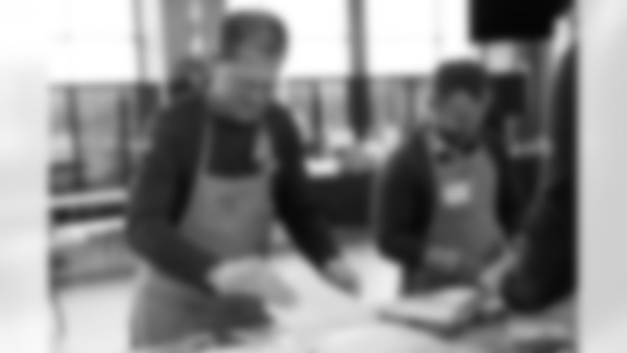 221122-thanksgiving-dinner-gallery-2560029