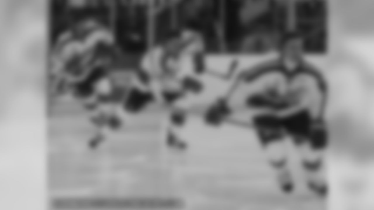 Fans, Players Soak Up Frozen Tundra Hockey Classic