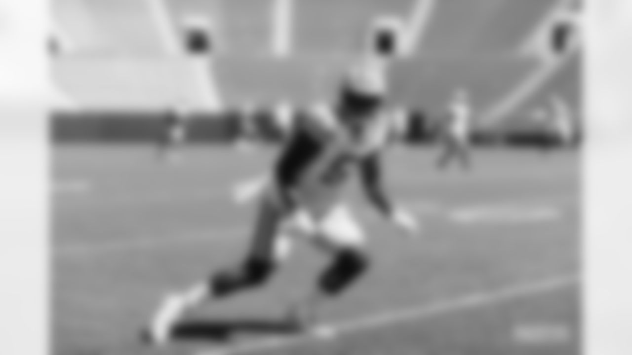 LB Krys Barnes